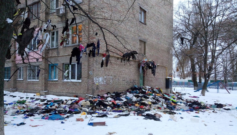 В Киеве коммунальщики выбросили вещи людей с 9 этажа. Фото
