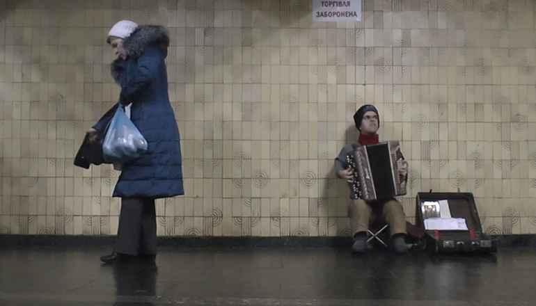 Киевский карлик с баяном вызвал ажиотаж в сети. Видео