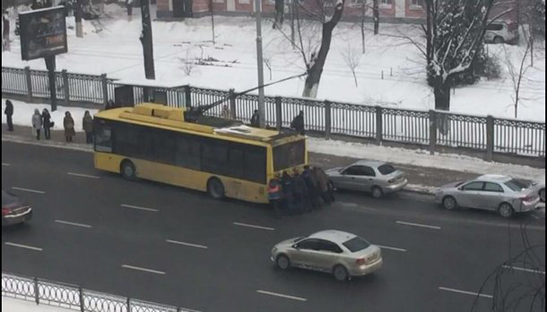 В сети высмеяли «рогатый транспорт» и «бурлаков» в Киеве