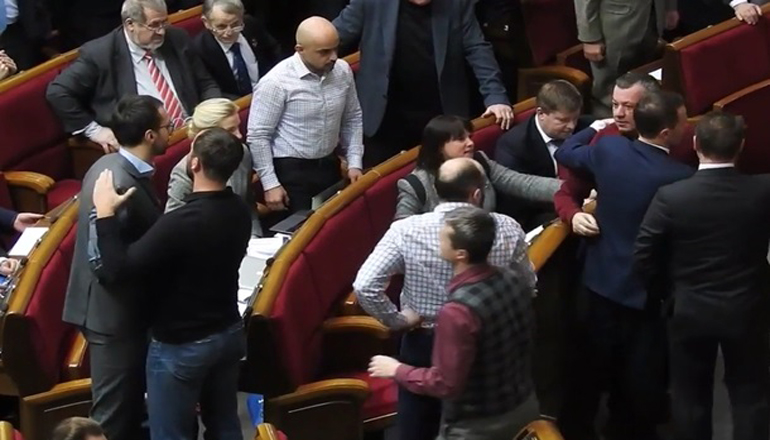 Скандальная драка: нардепу Лещенко оторвали рукав в Раде. Фото и видео