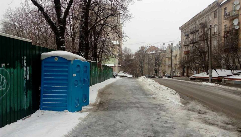 Киевляне в диком ужасе от туалетов в столице. Фото