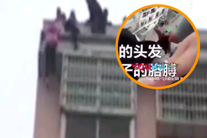 Китаец спас свою жену-самоубийцу от падения с крыши, поймав ее за волосы. Видео