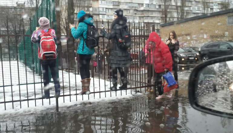 Сеть в шоке: киевские гимназисты ходят в школу по забору. Фото