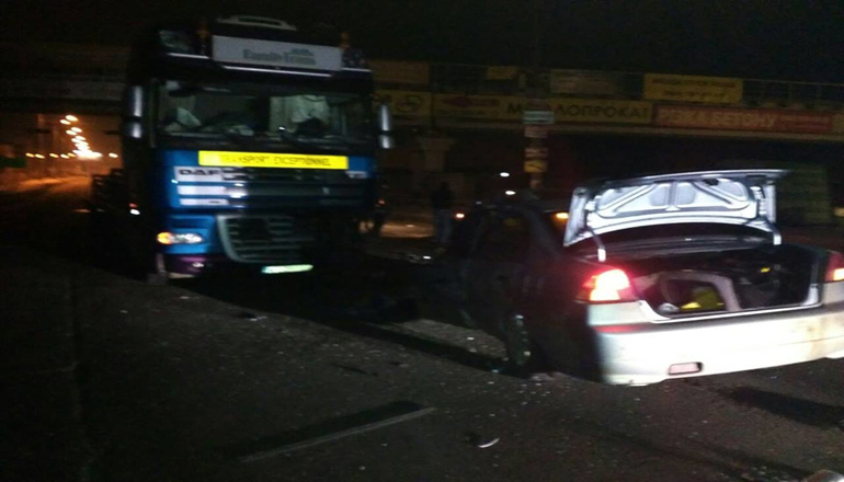 ДТП на Киевщине: легковушка врезалась в грузовик