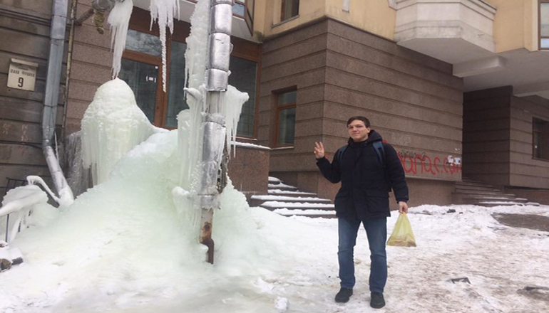 Киев в шоке: из-за дыры в теплотрассе появился мистический «ледник»