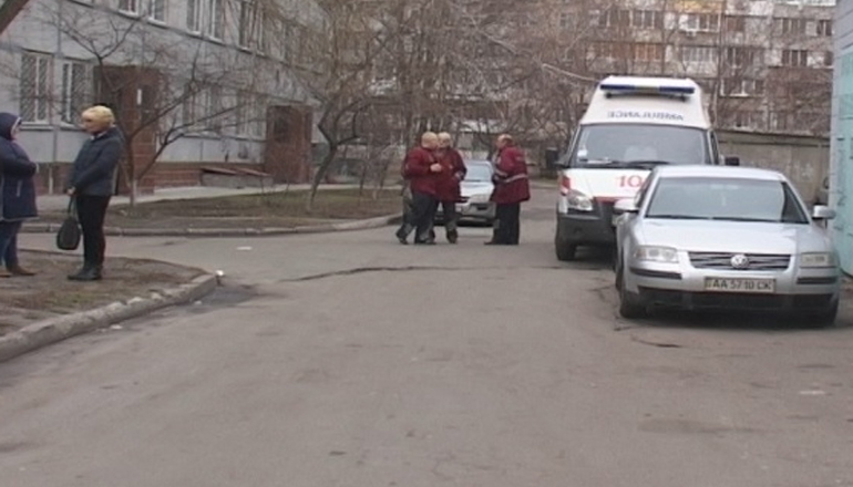 Киевлянка выбросила с 8 этажа тяжелобольного мужа. Фото