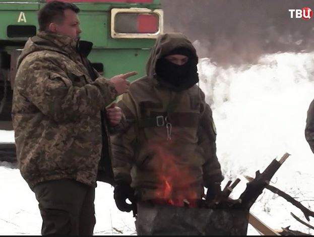 Донбасец разгонял участников блокады бензопилой. Видео