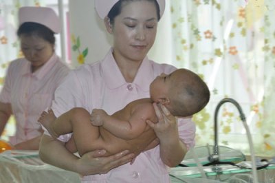В Китае женщина родила близняшек через шесть дней после рождения сына