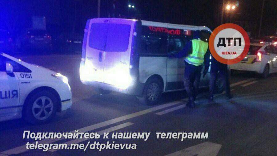 Шокирующее ДТП в Киеве: женщину выбросили из иномарки прямо на ходу