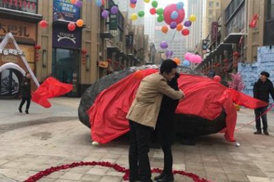 Китаец подарил невесте на свадьбу 33-тонный камень вместо квартиры. Фото