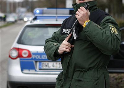Вооруженный преступник удерживает заложников в банке на западе Германии
