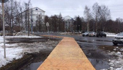 В одном из городов РФ набережную застелили паркетом поверх луж. Фото