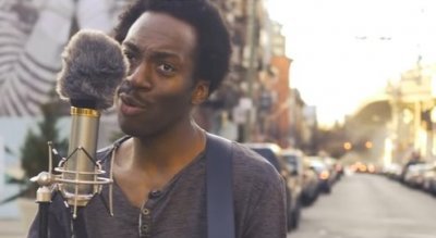 Хит сети: чернокожий музыкант из Бруклина спел хит «Гражданской обороны». Видео