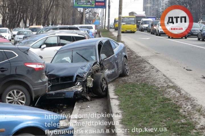 Жесткое ДТП в Киеве: месиво из автомобилей