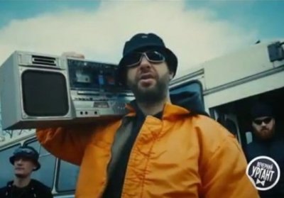 Ургант снял пародию на один из самых популярных клипов группы «Грибы». Видео