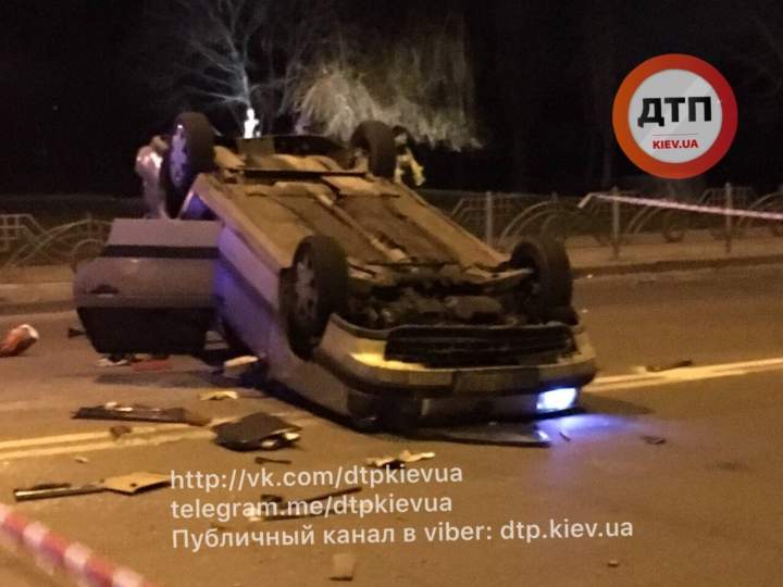 Киевская «скорая» перевернула Фольксваген и скрылась с места аварии