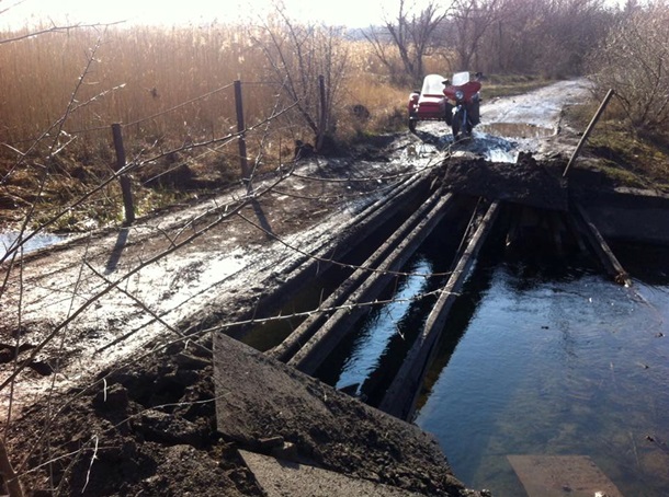 На Луганщине был взорван автомобильный мост. Фото