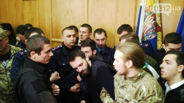 В Ужгороде на сессии подрались священники и военные. Видео