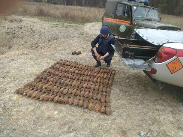 На Лысой горе в Киеве нашли более сотни мин. Фото