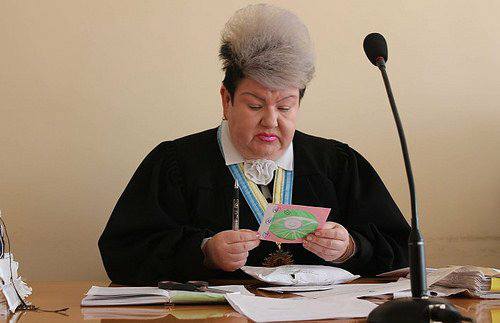 Судья из Ровно шокировала сеть своим внешним видом. Фото