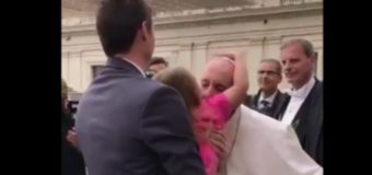 Забавный инцидент: ребенок сорвал головной убор с Папы Римского. Видео