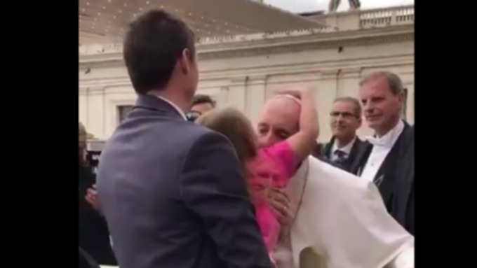 Забавный инцидент: ребенок сорвал головной убор с Папы Римского. Видео