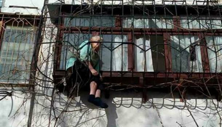 В Киеве старушка застряла в оконной решетке. Фото