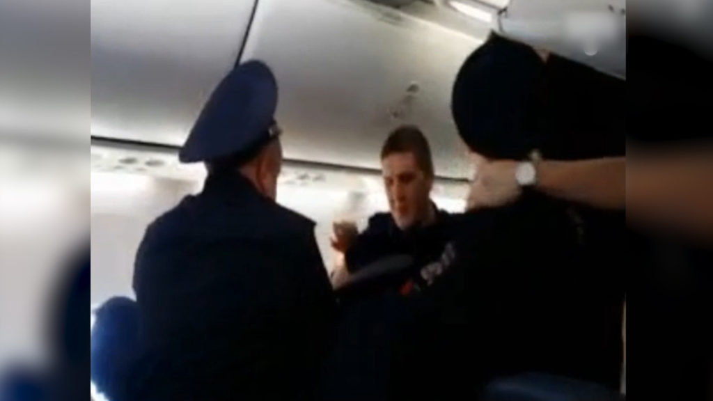 Российского волейболиста выгнали из самолёта из-за слишком длинных ног. Видео