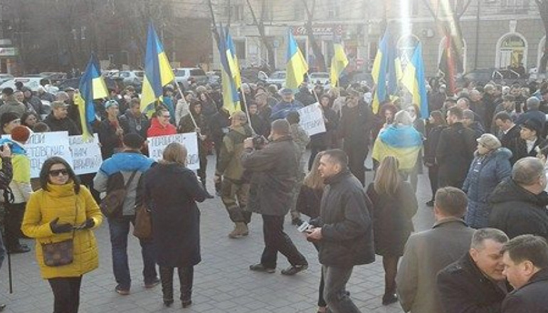 В Мариуполе на митинге против блокады Донбасса возникла потасовка