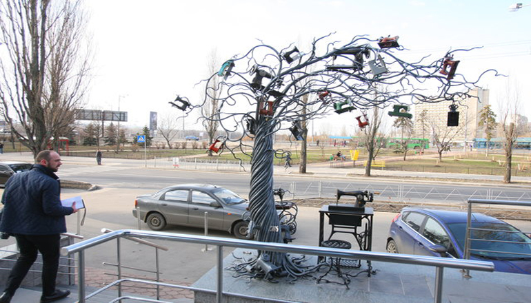 В Киеве на дереве «созрели» швейные машинки. Фото