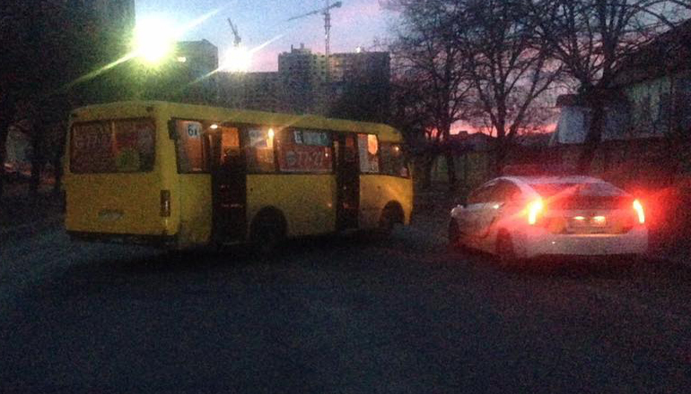 В Киеве пьяный водитель маршрутки уснул за рулем