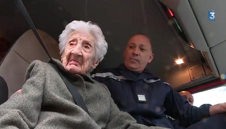 112-летней старушке из Франции подарили поездку на пожарной машине