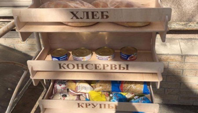 В Одессе появились полки с бесплатными продуктами для пенсионеров. Фото