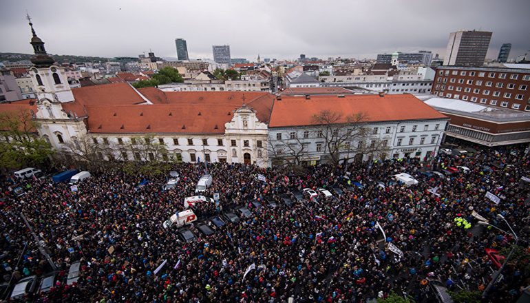 В Словакии школьники организовали многотысячный митинг против коррупции