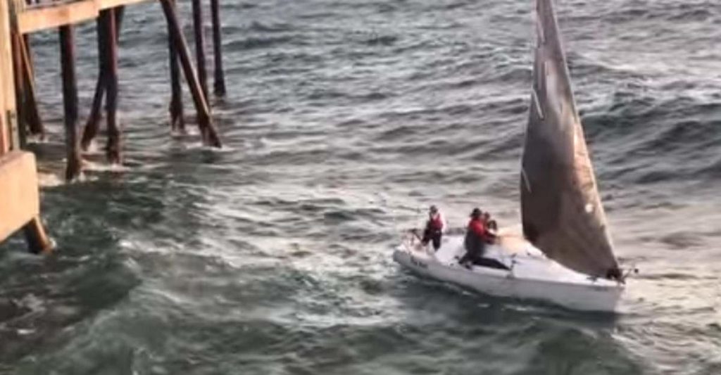 В Калифорнии волна расправилась с яхтой, набитой пассажирами. Видео