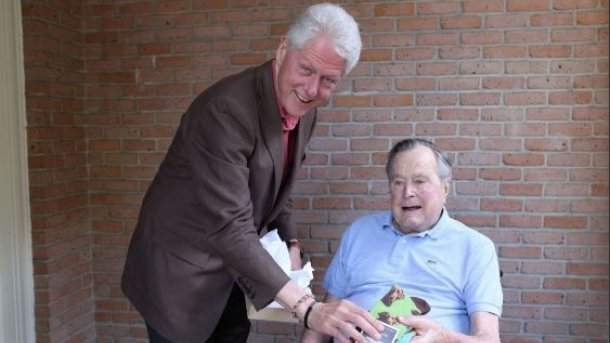 Буш получил неожиданный подарок от Клинтона