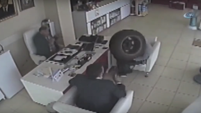 В Турции в аптеку влетело на полной скорости колесо от машины. Видео