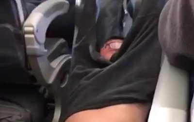 В США врача выволокли за руки из самолета, чтоб освободить место. Видео