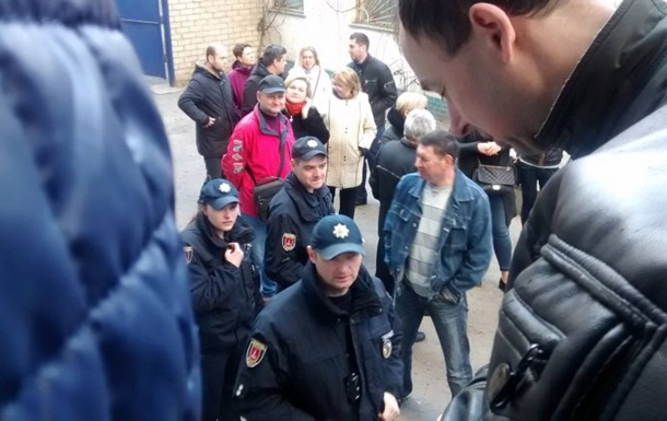 В Одессе произошла драка в очереди за загранпаспортом. Видео