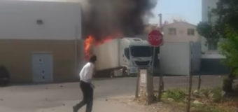 В Португалии самолет упал на склад супермаркета. Видео