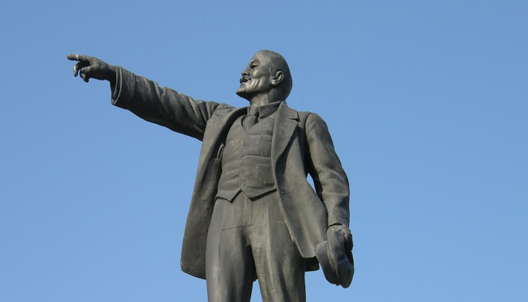 Россияне высказались о памятниках Ленину и его теле в мавзолее
