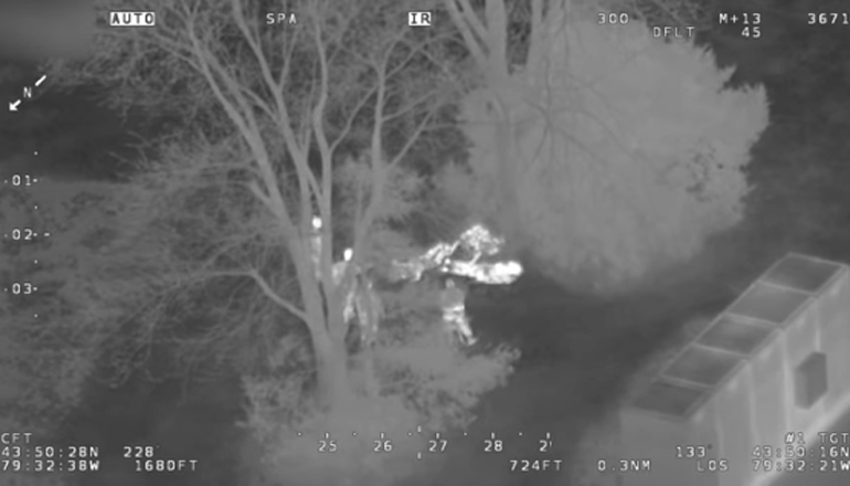 Канадская полиция на вертолете ловила детей, укравших конфеты. Видео