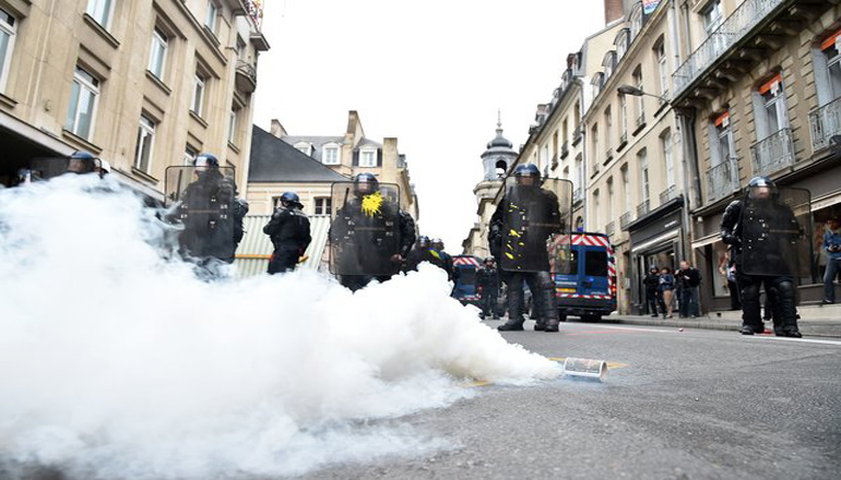 Протесты во Франции: полиция применила газ против школьников