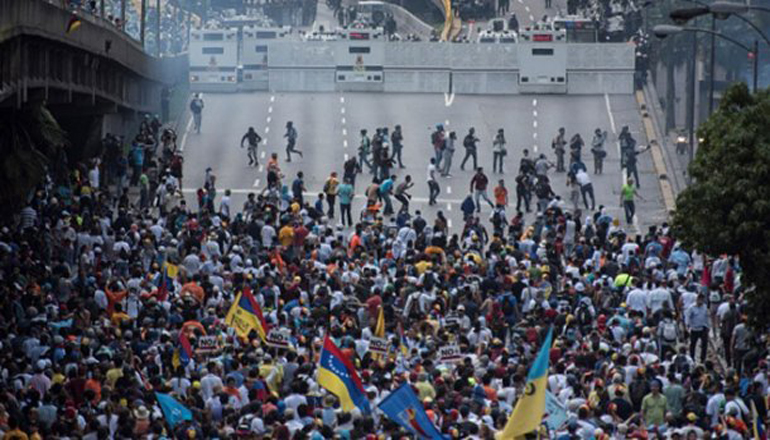 Противники президента Венесуэлы вышли на улицы