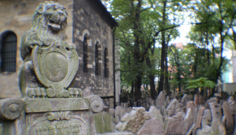 На старинном кладбище в Польше дети осквернили более 100 могил