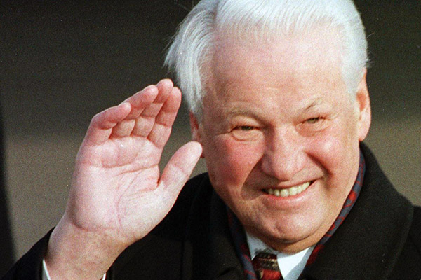 Экс-премьер РФ: Ельцин хотел снести мавзолей Ленина