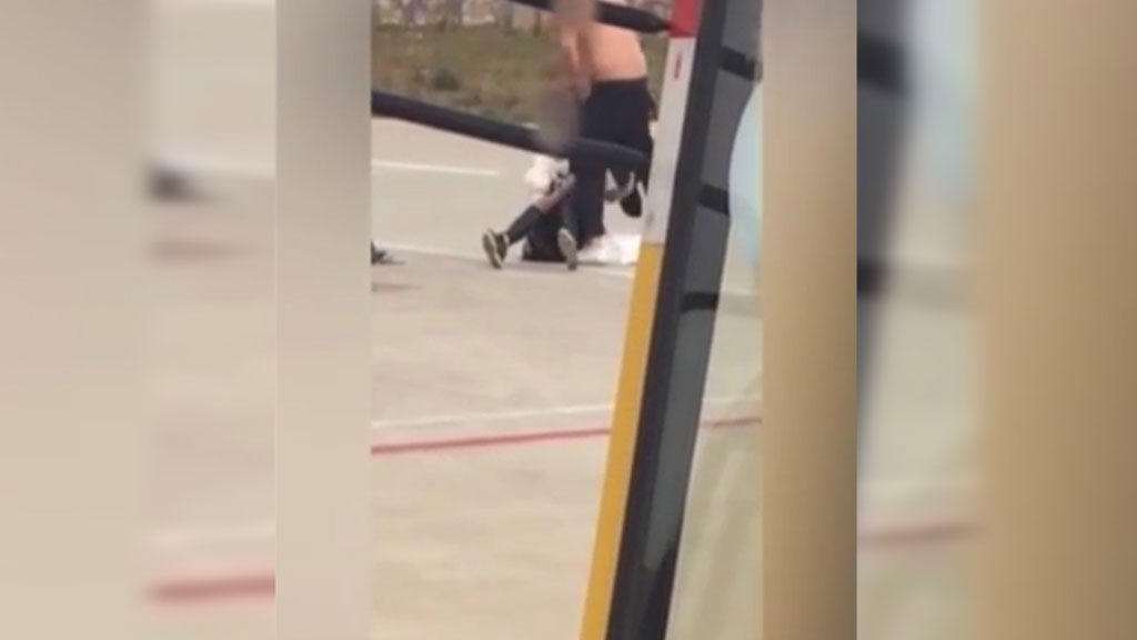 В Китае задержали на полчаса рейс из-за драки супругов в аэропорту. Видео