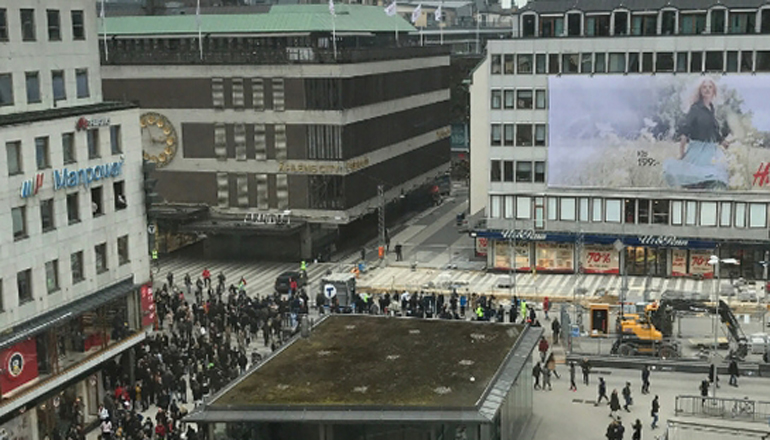 Наезд грузовика в толпу в Стокгольме: число жертв растет