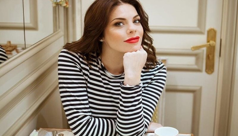 Певица Анастасия Стоцкая отказалась от декретного отпуска