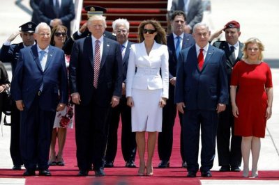 Первая Леди США отказалась взять мужа за руку во время визита в Израиль. Видео